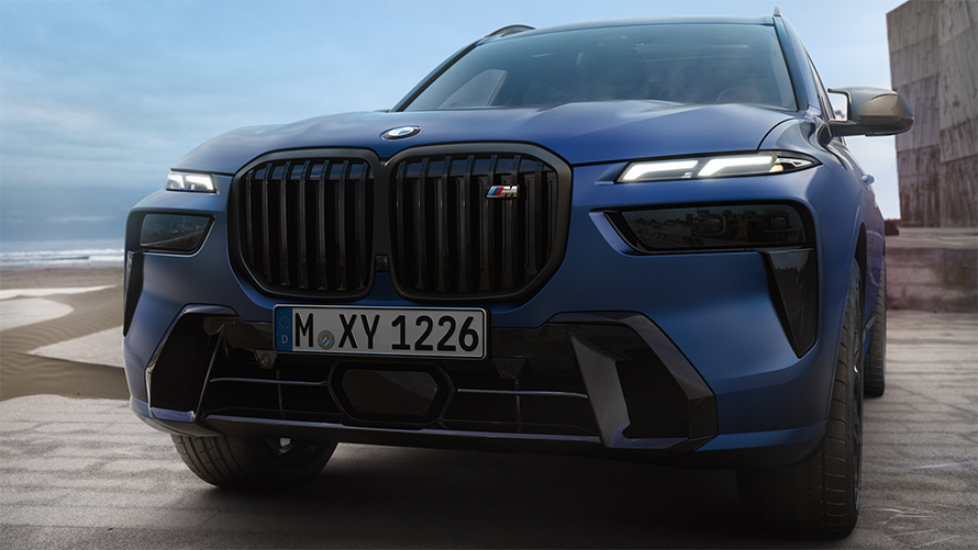 Перед BMW X7 M60i xDrive G07 LCI Frozen Marina Bay Blue на місці великим планом
