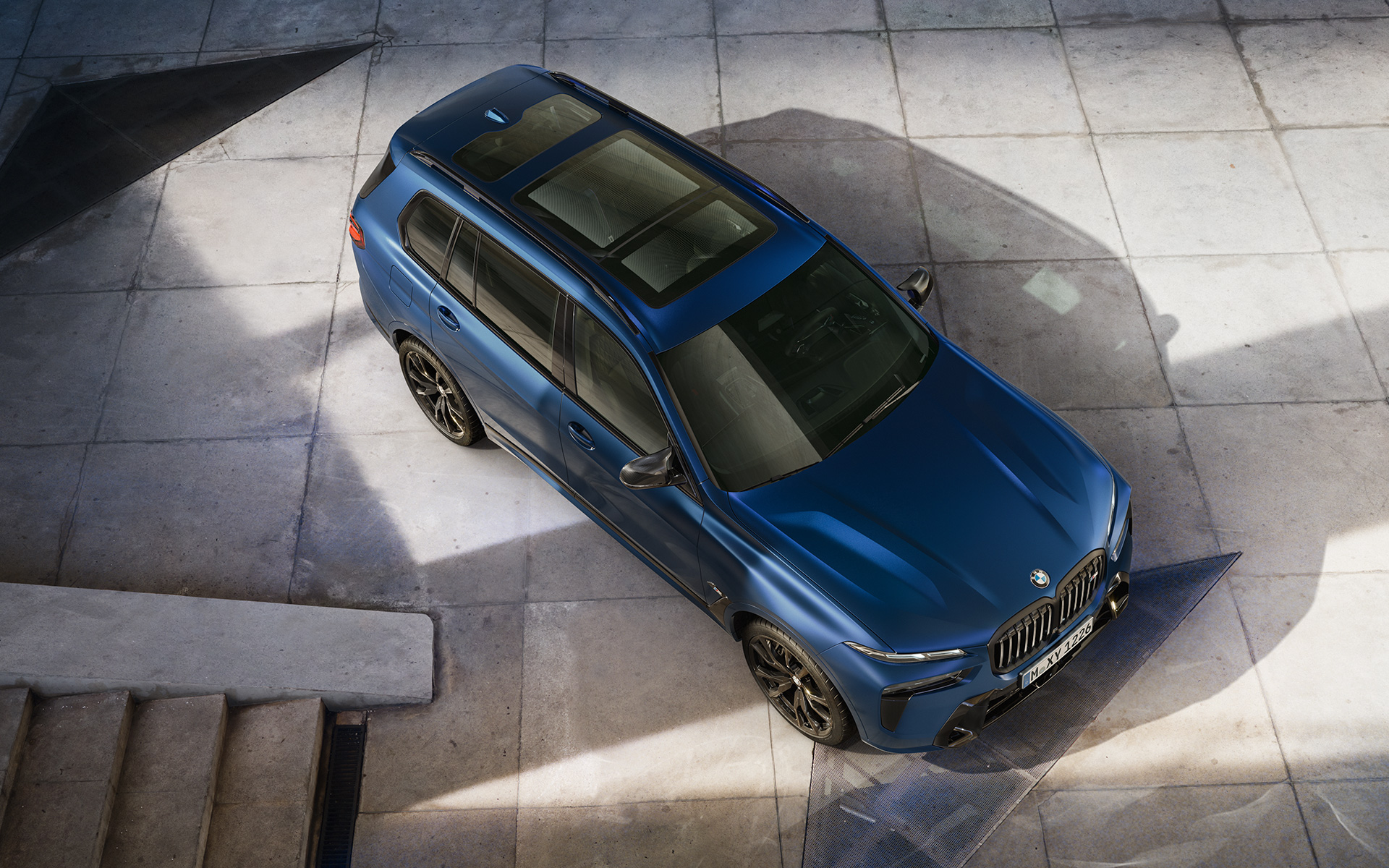 BWM X7 M60i xDrive G07 LCI Frozen Marina Bay Blue на місці з висоти пташиного польоту BWM X7 M60i xDrive G07 LCI Frozen Marina Bay Blue на місці з висоти пташиного польоту