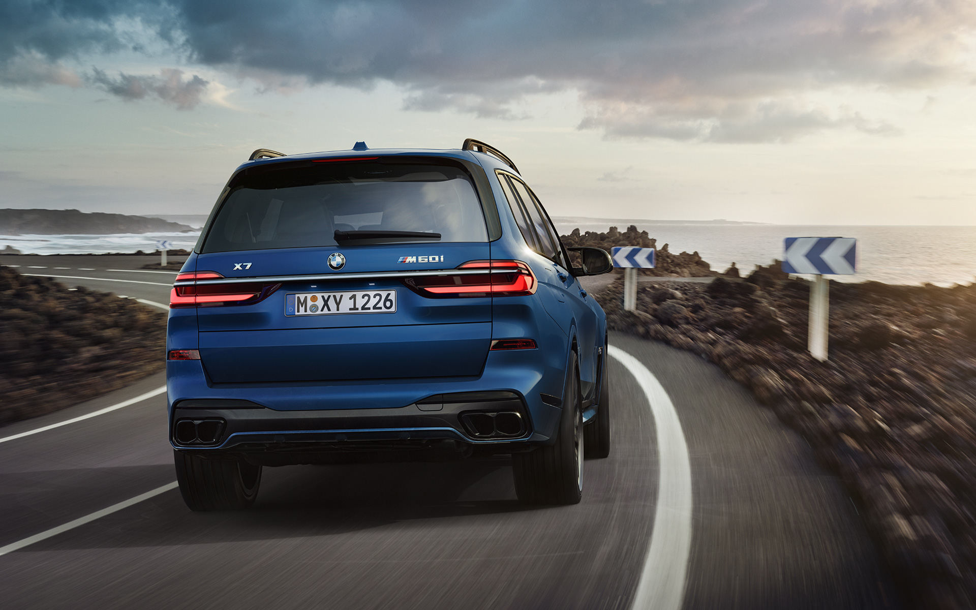 BMW X7 M60i xDrive G07 LCI Frozen Marina Bay Blue вид ззаду в русі BMW X7 M60i xDrive G07 LCI Frozen Marina Bay Blue вид ззаду в русі