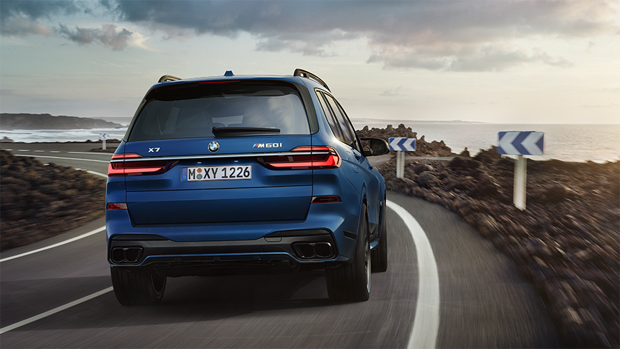 BMW X7 M60i xDrive G07 LCI Frozen Marina Bay Blue вид ззаду в русі