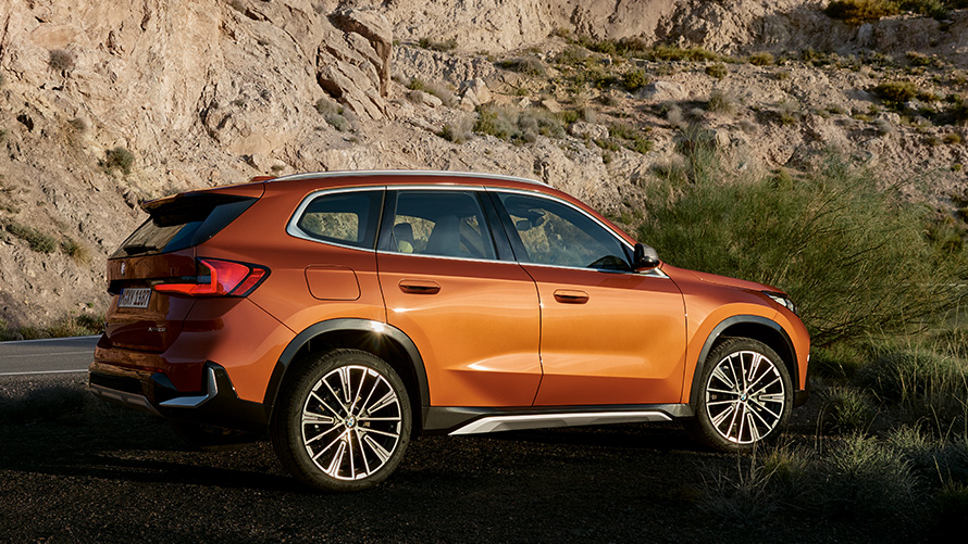 BMW X1 U11 третього покоління вид три чверті спереду на дорозі BMW X серії BMW X1 U11 третього покоління вид три чверті спереду на дорозі
