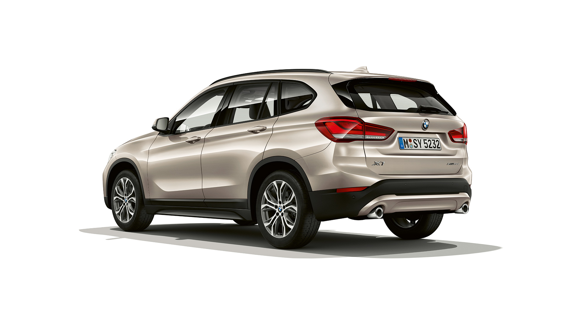 BMW X1, модель Advantage, снимок сзади с поворотом в три четверти BMW X1, модель Advantage, студийный снимок спереди с поворотом в три четверти