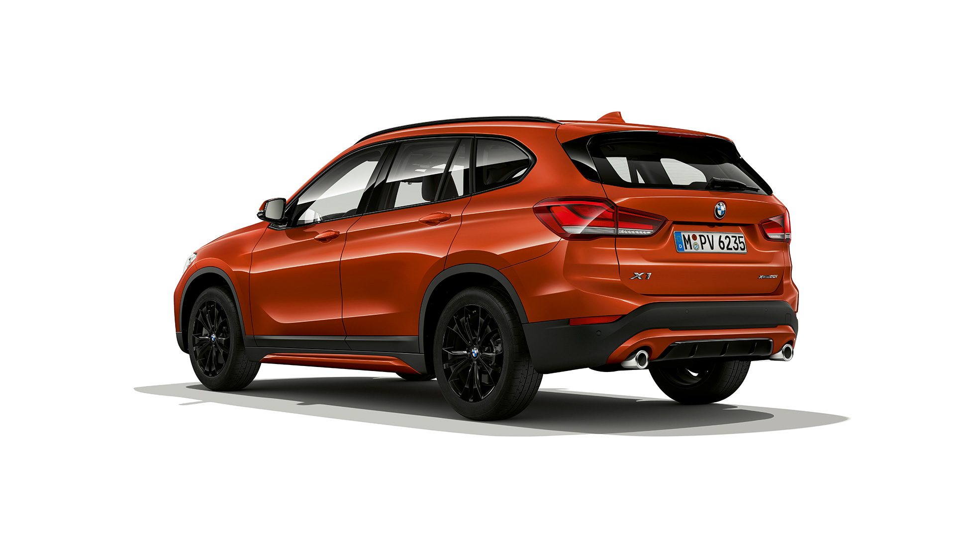 BMW X1, модель Sport Line, снимок сзади с поворотом в три четверти BMW X1, модель Sport Line, студийный снимок сзади с поворотом в три четверти