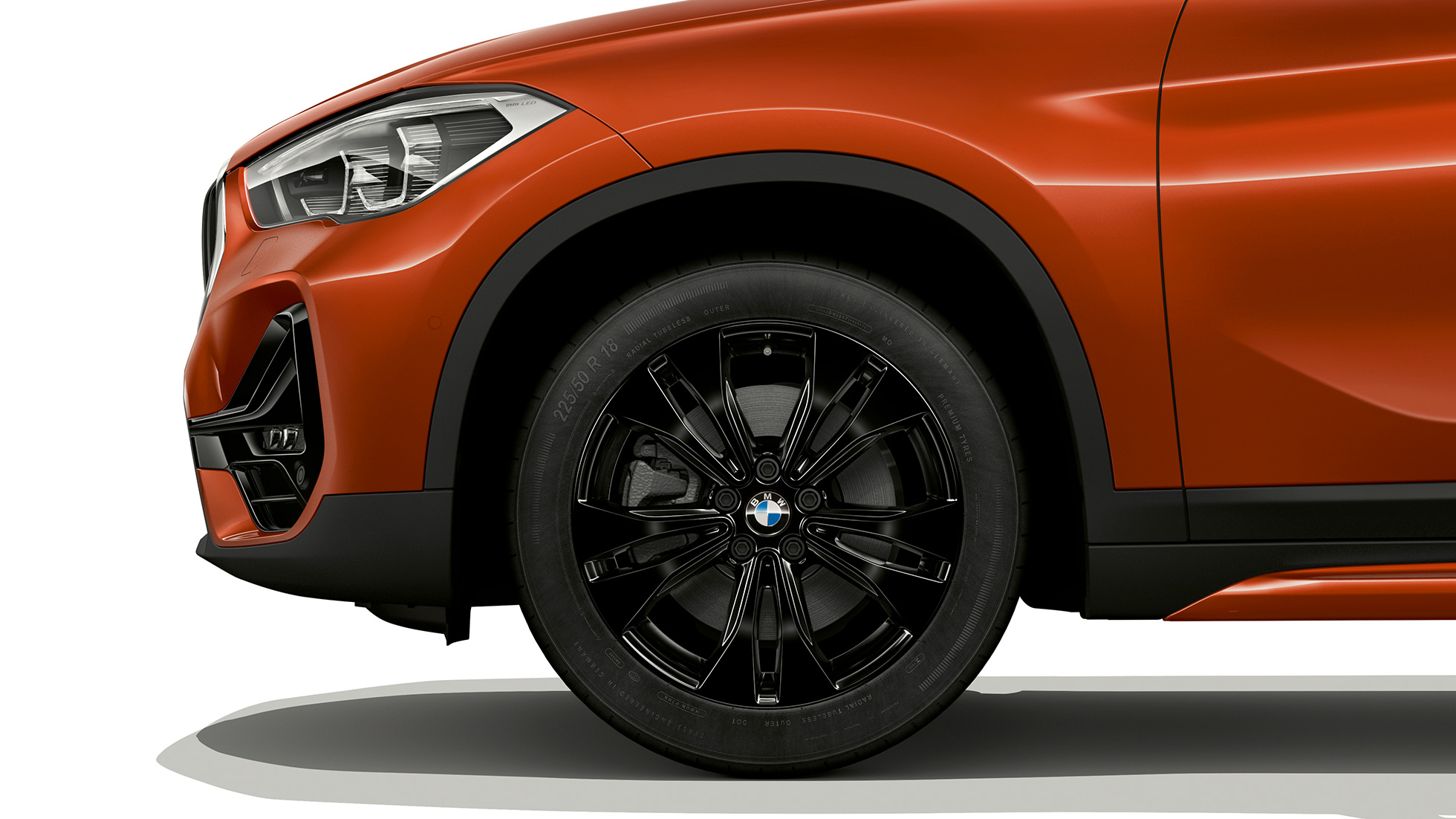 BMW X1, модель Sport Line, легкосплавные диски BMW X1, модель Sport Line, вид сбоку с крупным планом на легкосплавные диски