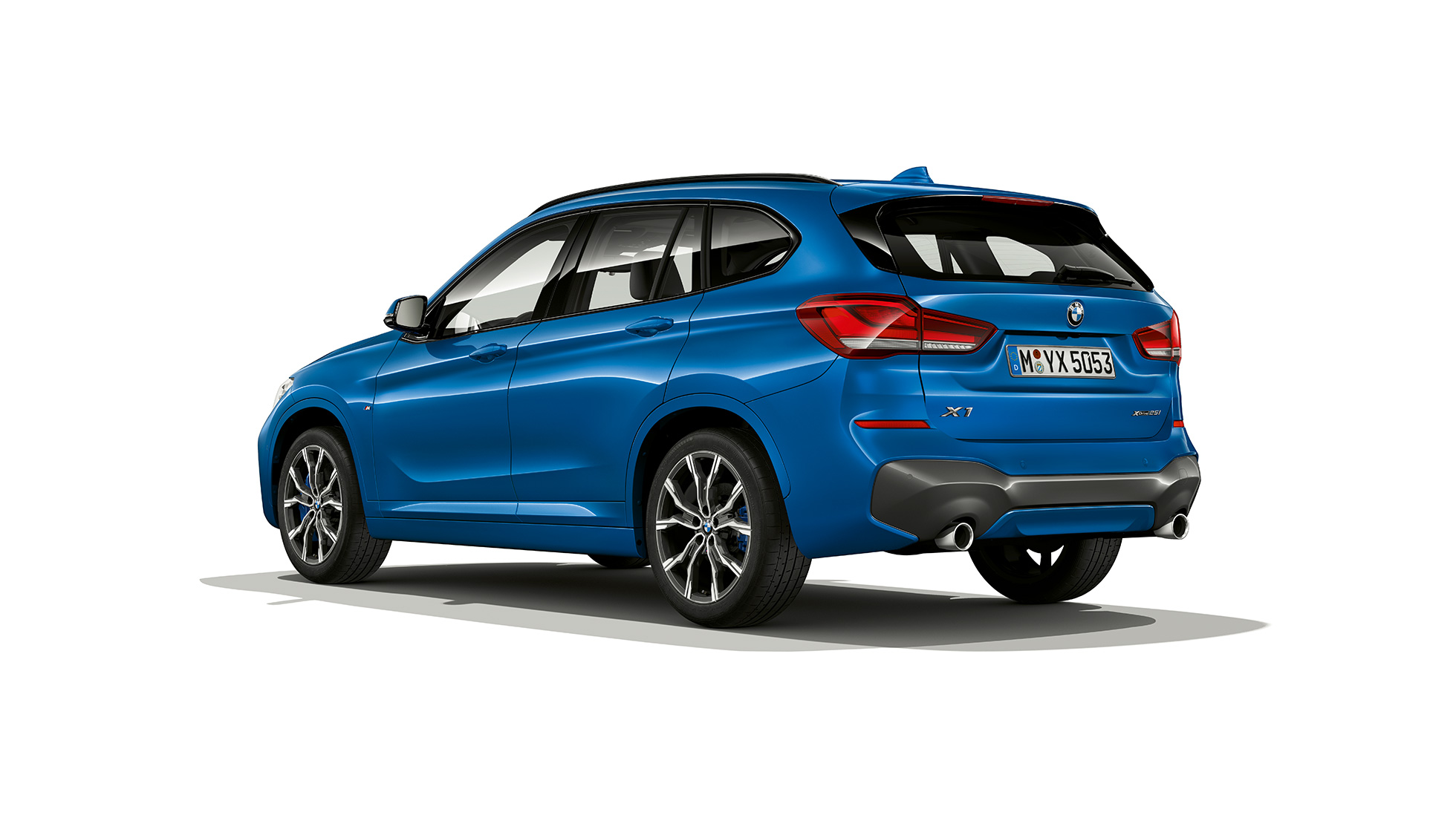 BMW X1, модель М Sport, снимок сзади с поворотом в три четверти BMW X1, модель М Sport, студийный снимок сзади с поворотом в три четверти