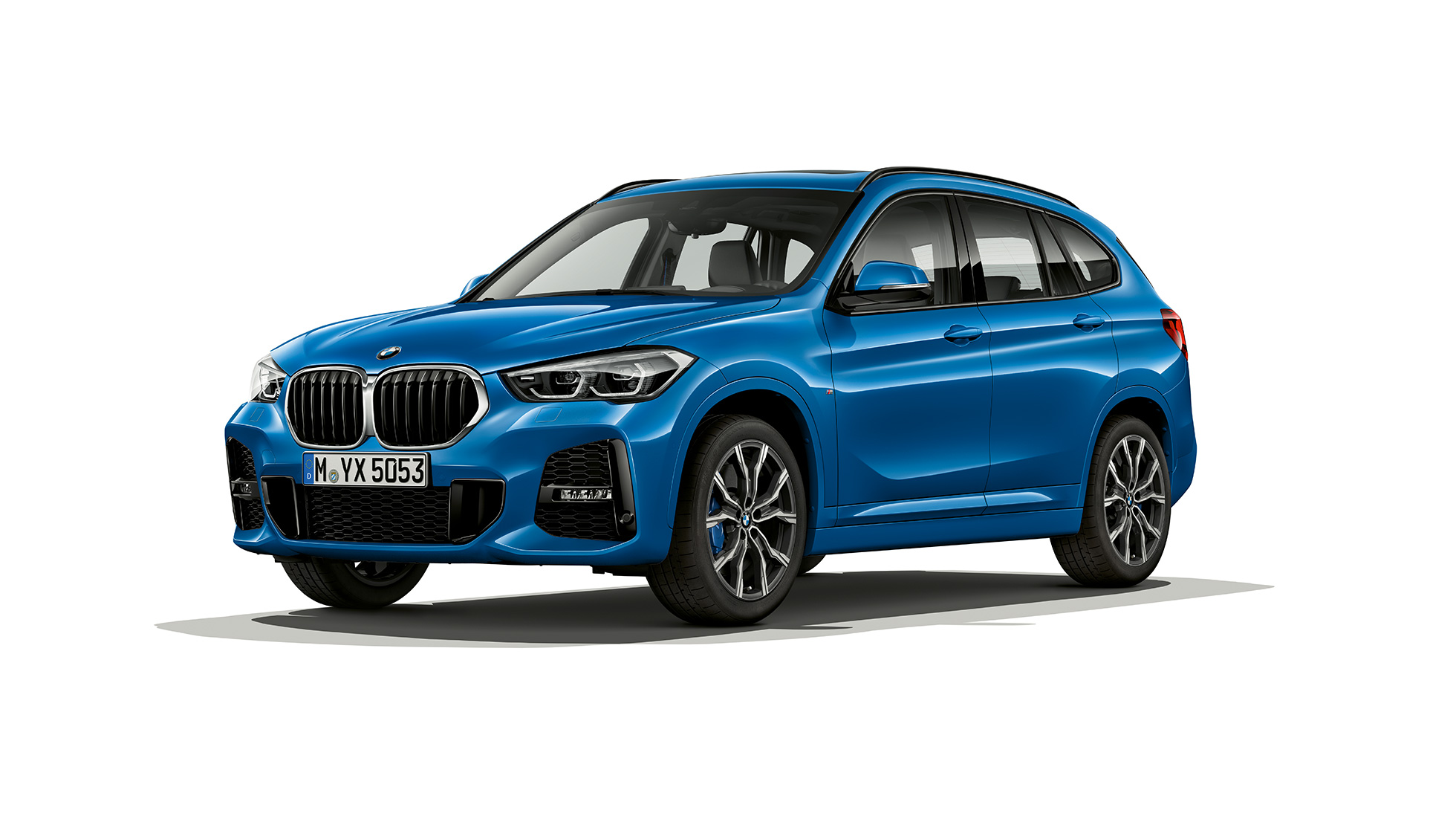 BMW X1, модель М Sport, снимок спереди с поворотом в три четверти BMW X1, модель М Sport, студийный снимок спереди с поворотом в три четверти