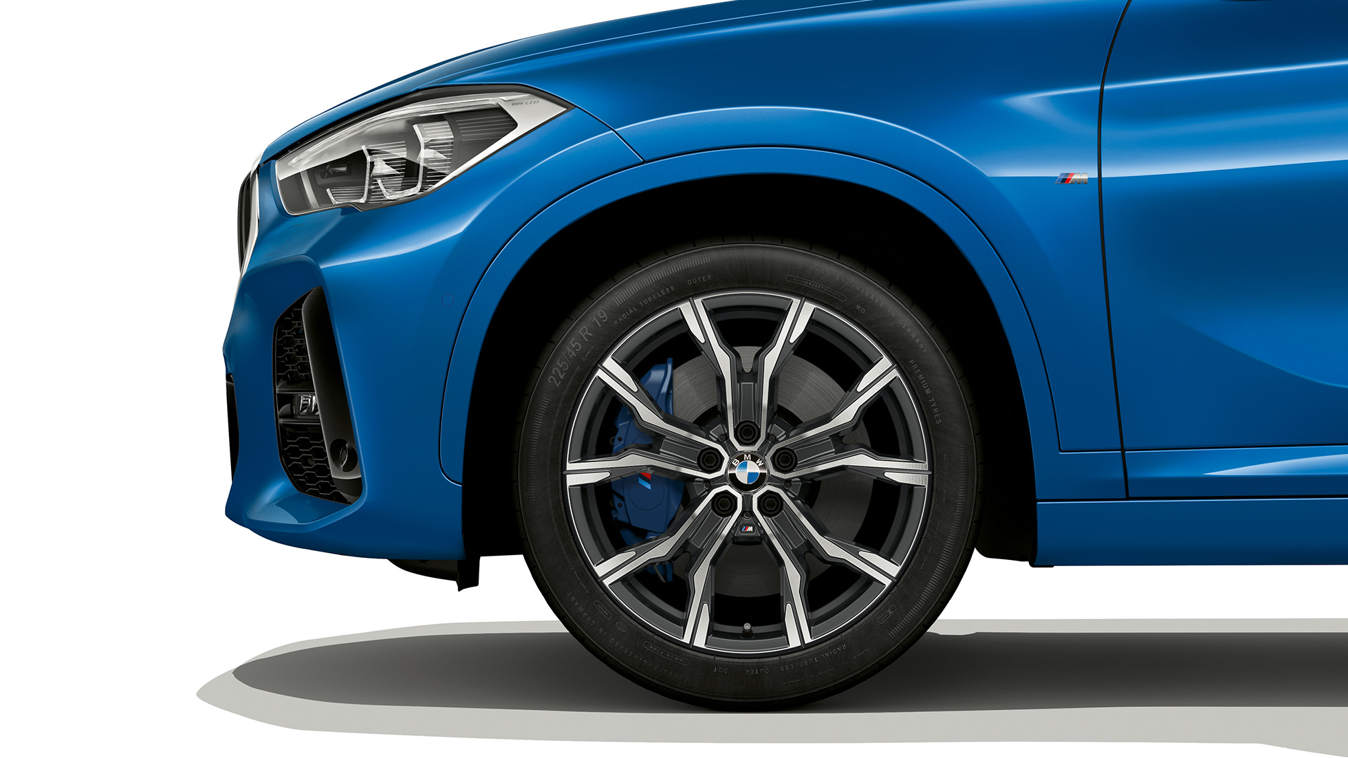 BMW X1, модель М Sport, легкосплавные диски BMW X1, модель М Sport, вид сбоку с крупным планом на легкосплавные диски