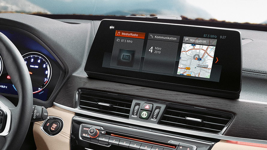 Салон BMW X1, 10,25" дисплей управління з сенсорним екраном. Салон BMW X1, вид на 10,25" дисплей управління з сенсорним екраном.