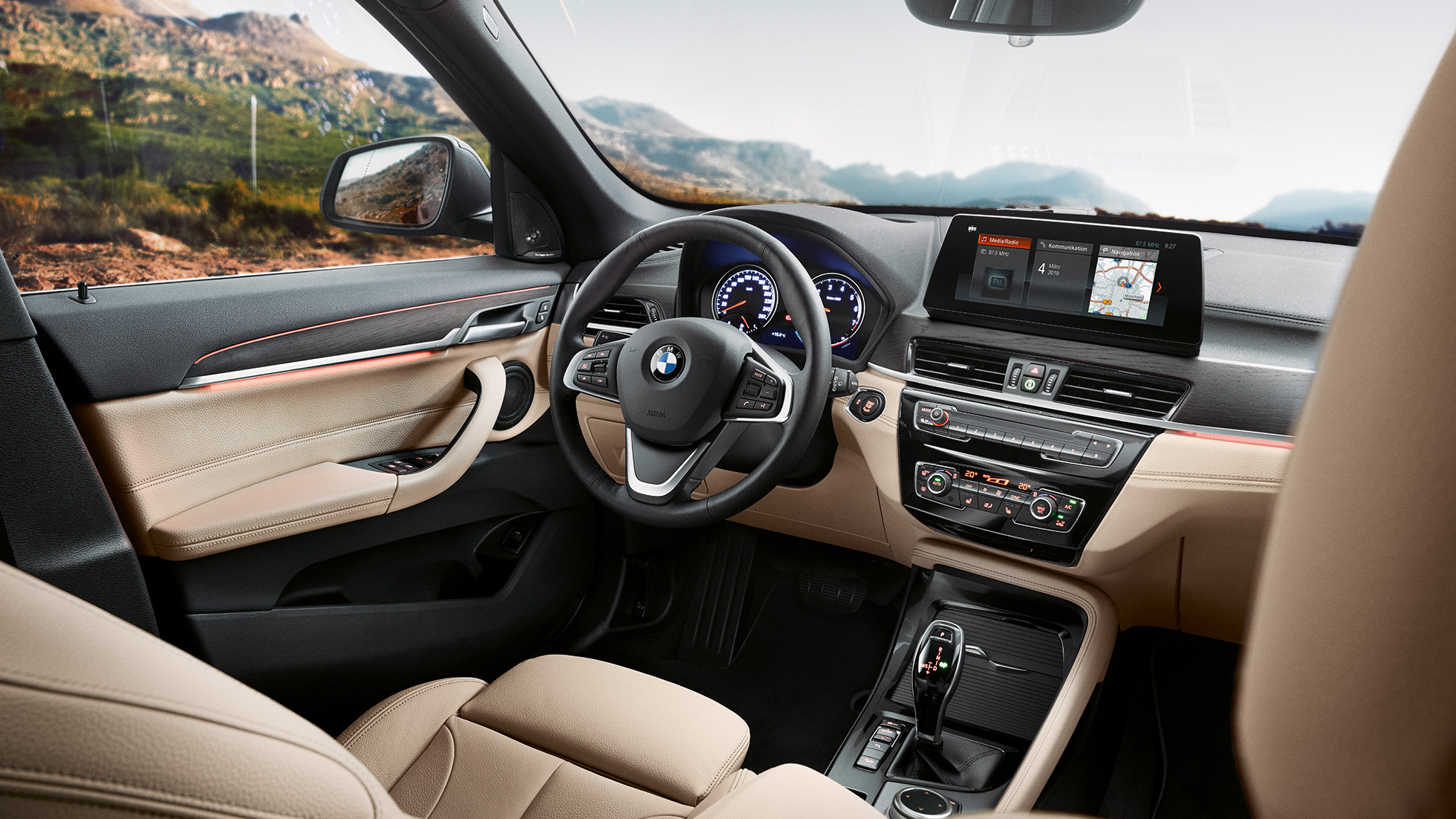 Салон BMW X1, кабіна. Салон BMW X1, вид на 10,25-дюймовий дисплей управління в кабіні.