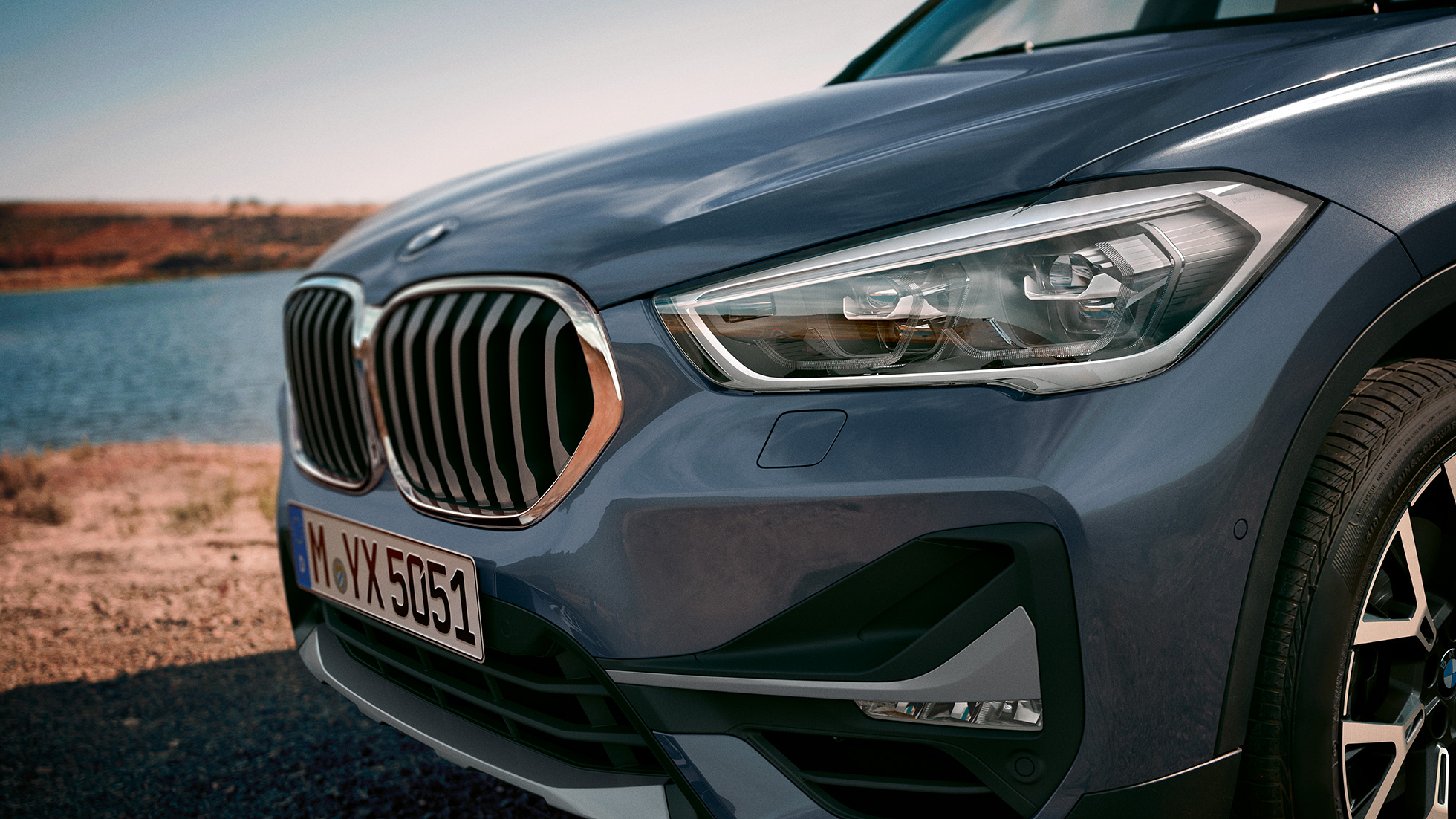 BMW X1, адаптивні світлодіодні фари. BMW X1, крупний план адаптивних світлодіодних фар.