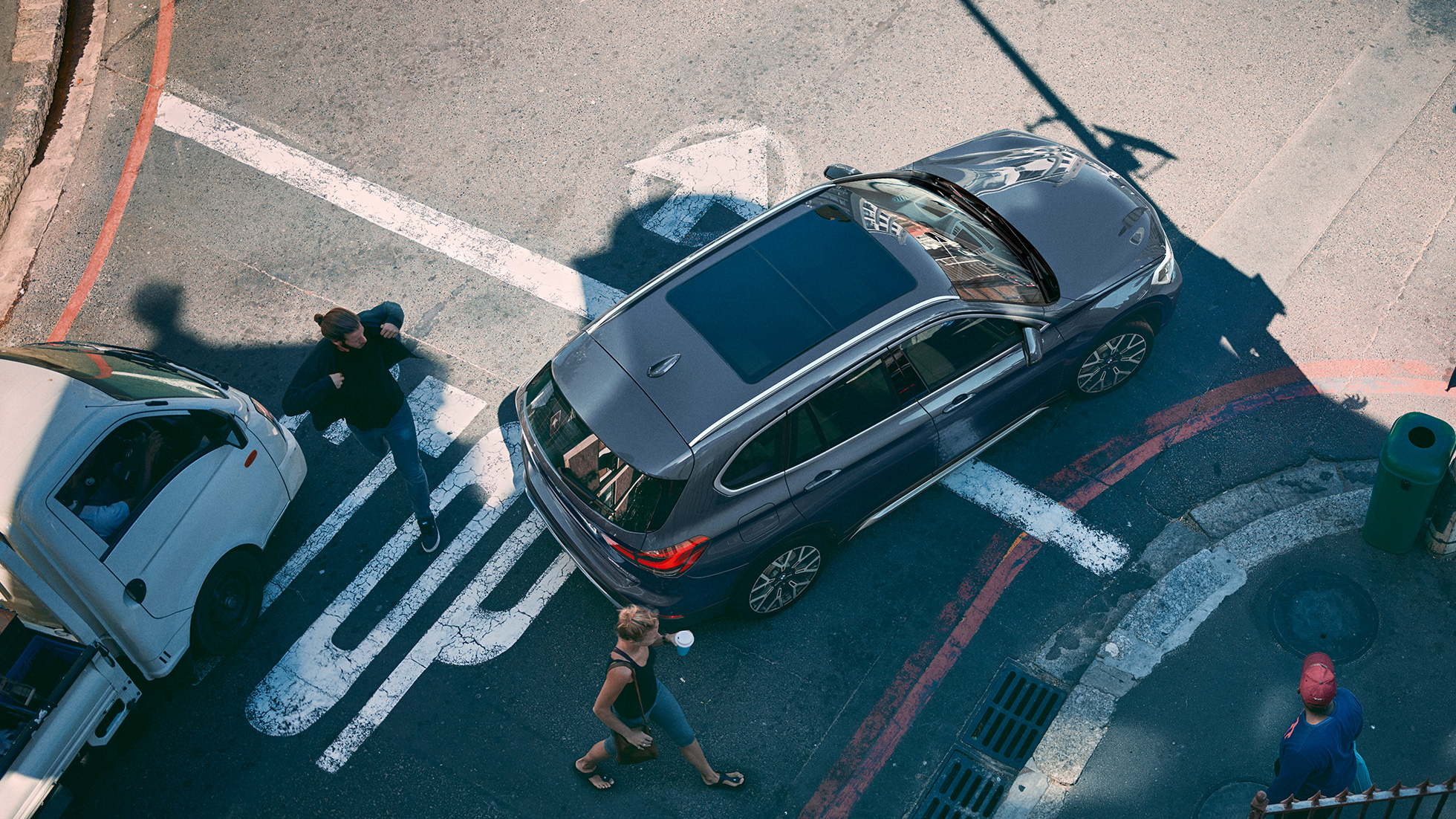 BMW X1, панорамний скляний дах. BMW X1, з панорамним скляним дахом з висоти пташиного польоту.