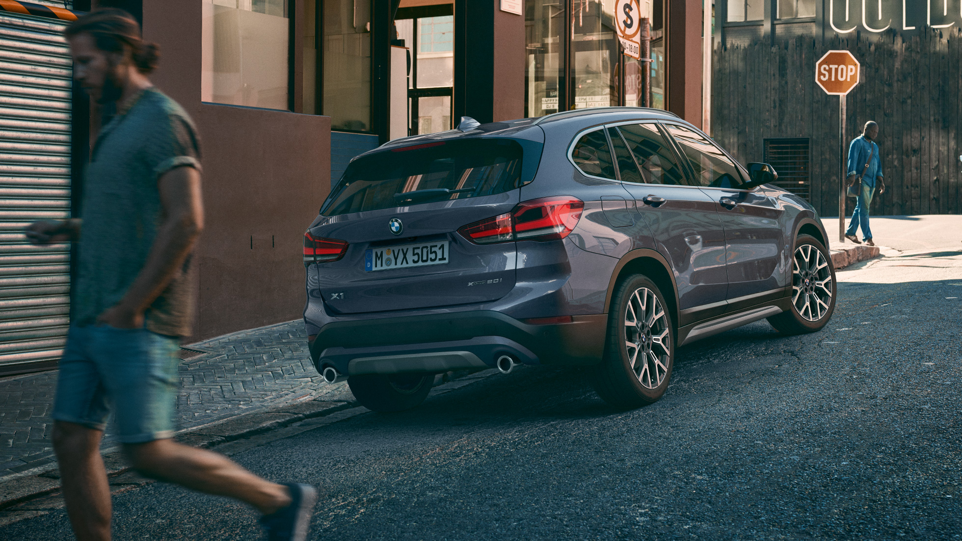 BMW X1, світлодіодні фари. BMW X1, вид ззаду з поворотом в три чверті зі світлодіодними фарами.