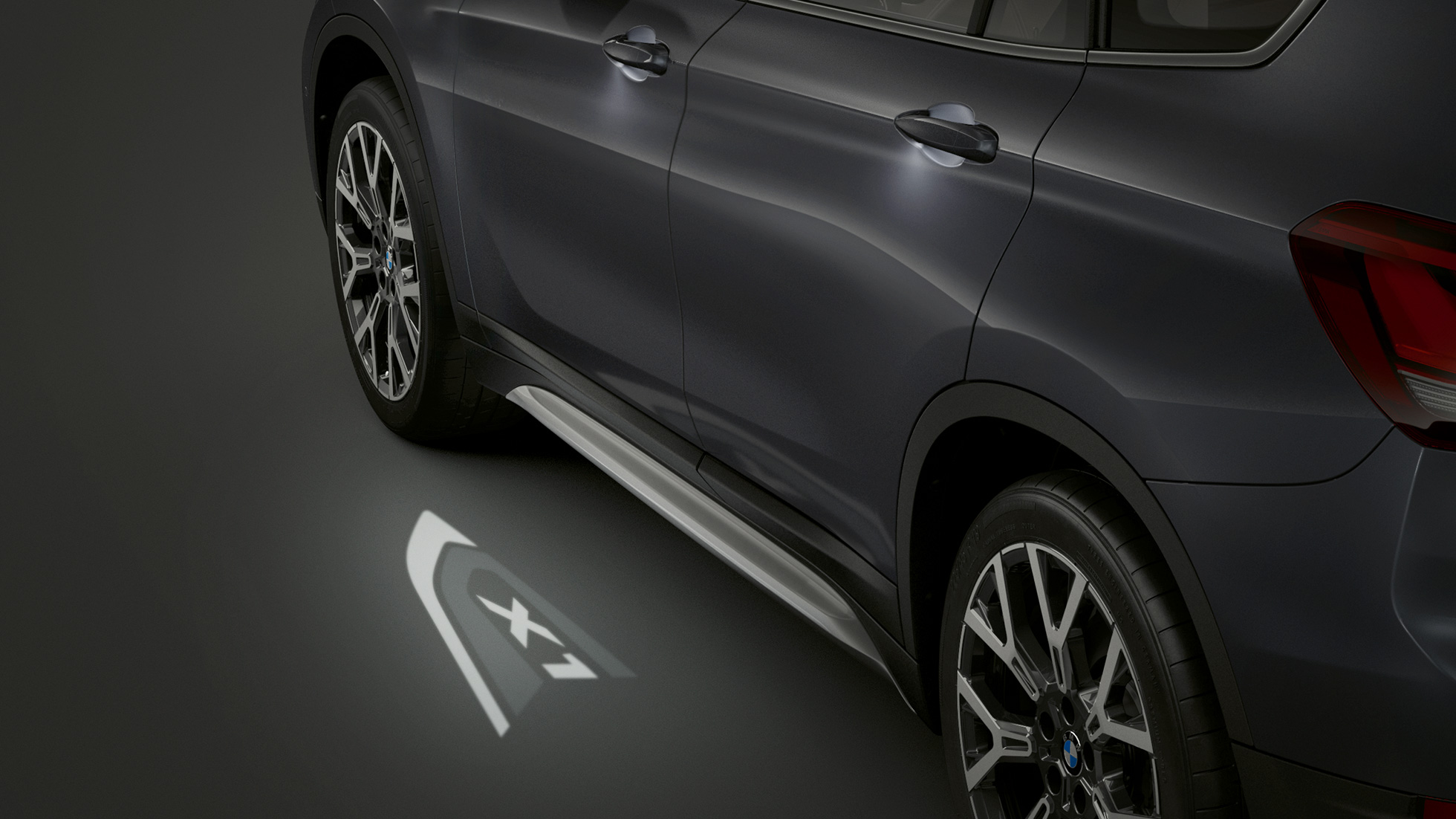 BMW X1, з LED-проекцією «X1». BMW X1, вид збоку з LED-проекцією «X1».