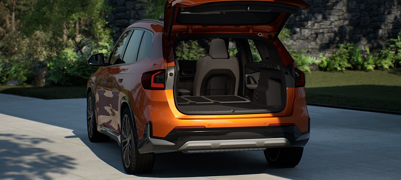 BMW X1 xDrive23i U11 ICE у кольорі Utah Orange metallic, багажний відсік та тягово-зчіпний пристрій Багажний відсік та тягово-зчіпний пристрій у BMW X1 xDrive23i U11 ICE у кольорі Utah Orange metallic з 20-дюймовими легкосплавними дисками BMW Individual multispoke 869 I