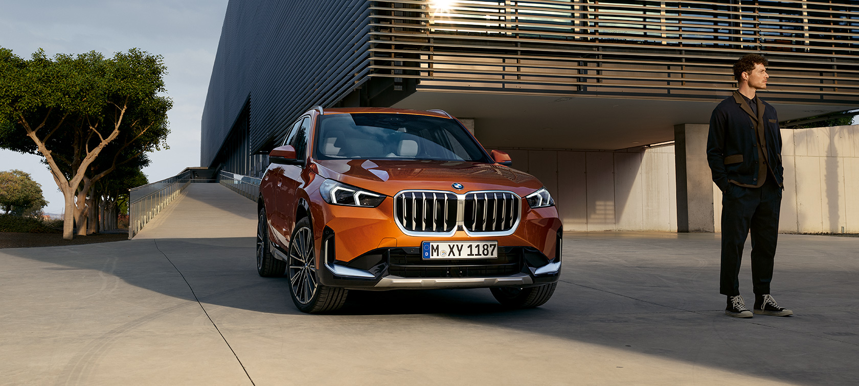 BMW X1 xDrive23i U11 ICE xLine в кольорі Utah Orange metallic, особливості екстер’єру Особливості інтер’єру BMW X1 xDrive23i U11 ICE xLine в кольорі Utah Orange metallic з 20-дюймовими легкосплавними дисками BMW Individual multispoke 869 I