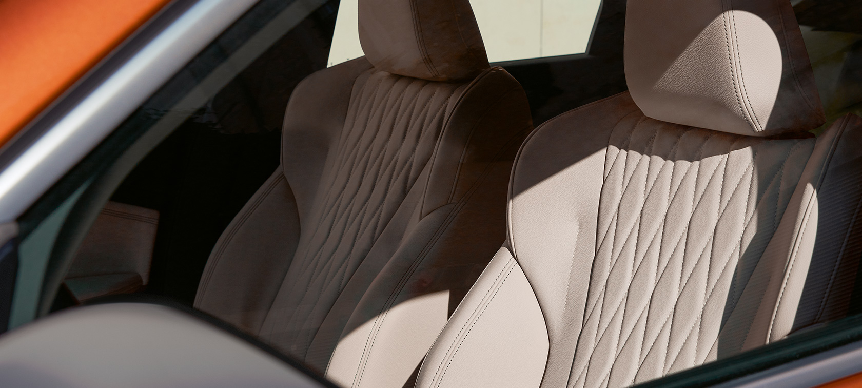 BMW X1 xDrive23i U11 ICE xLine Utah Orange metallic, особливості інтер’єру Особливості інтер’єру BMW X1 xDrive23i U11 ICE xLine у кольорі Utah Orange metallic з 20-дюймовими легкосплавними дисками BMW Individual multispoke 869 I