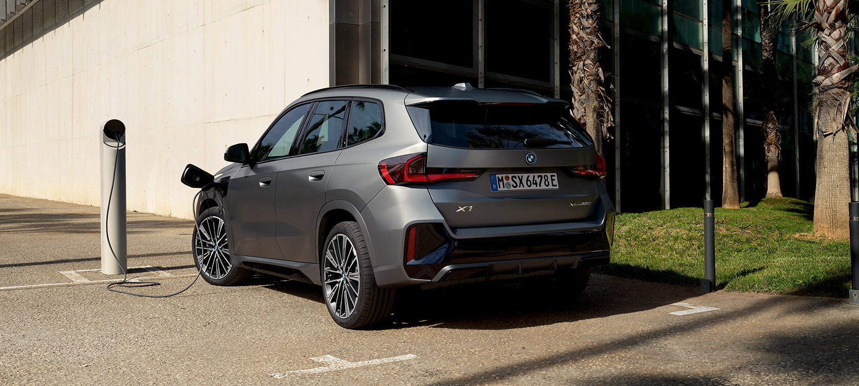 BMW X1 U11 PHEV у кольорі Frozen Pure Grey metallic під час заряджання BMW X1 U11 PHEV у кольорі Frozen Pure Grey metallic, особливості заряджання