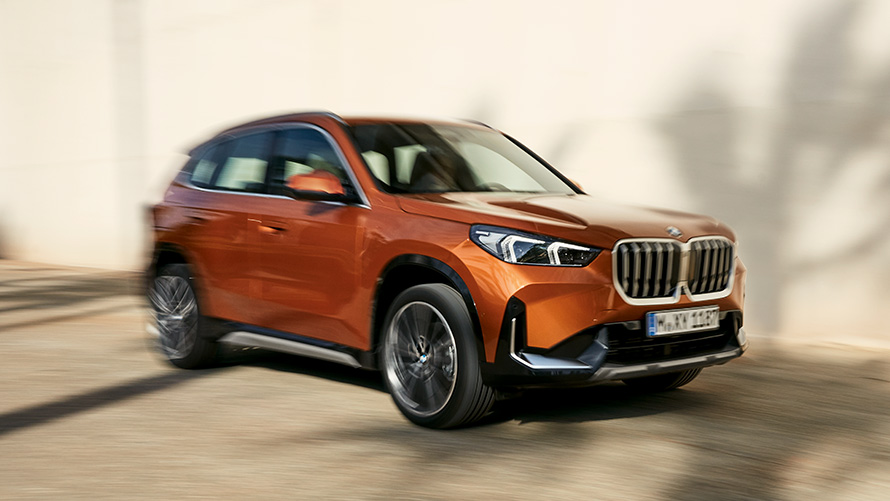 Динамічні характеристики BMW X1 U11 ICE xLine 2022 BMW X1 U11 ICE 2022 xLine у кольорі Utah Orange metallic, динамічні характеристики