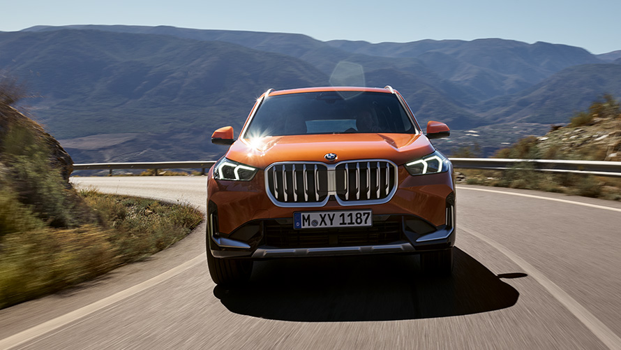 Системи допомоги водієві у BMW X1 U11 ICE xLine 2022 BMW Х1 U11 ICE xLine у кольорі Utah Orange metallic, системи допомоги водієві