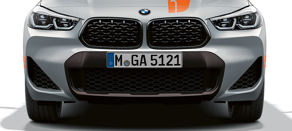 Подвійна решітка радіатора на BMW X2 F39 BMW X2 2020 F39 у кольорі Brooklyn Grey, вид спереду на подвійну решітку радіатора