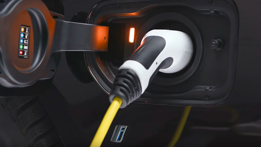 Плагін-гібрид BMW з підключеним кабелем для зарядки Плагін-гібрид BMW з підключеним кабелем для зарядки, вид зблизька