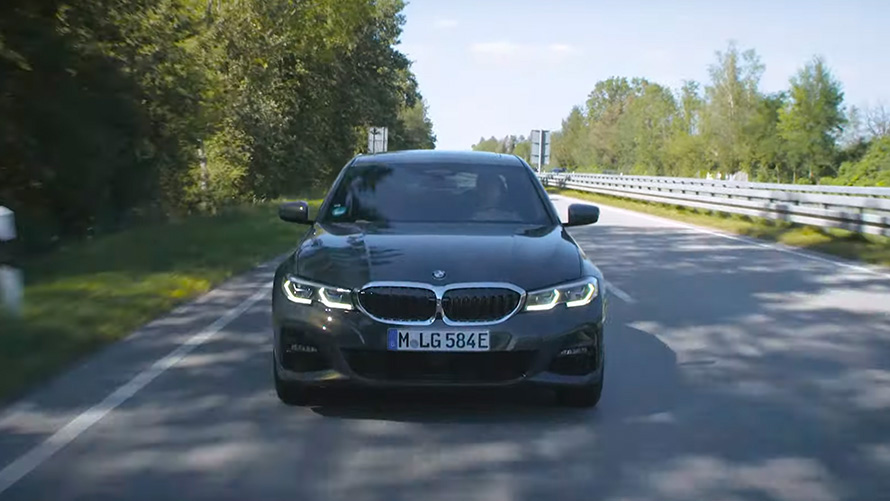 Плагін-гібрид BMW G20 під час поїздки на вулиці Плагін-гібрид BMW G20, вид спереду під час поїздки на вулиці