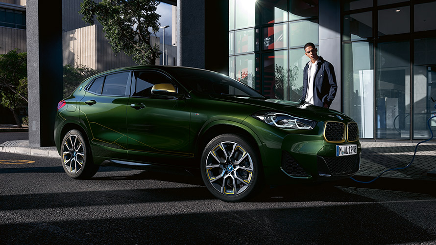 BMW X2 F39 у кольорі Sanremo Green metallic вид збоку на три чверті з моделлю BMW X2 F39 у кольорі Sanremo Green metallic вид збоку на три чверті з моделлю