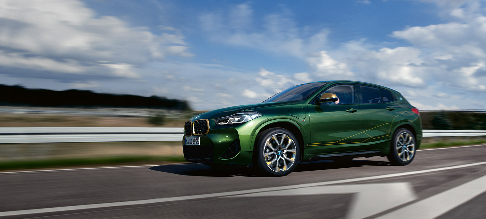 Вид збоку на три чверті під час руху на BMW Х2 F39 у кольорі Sanremo Green metallic