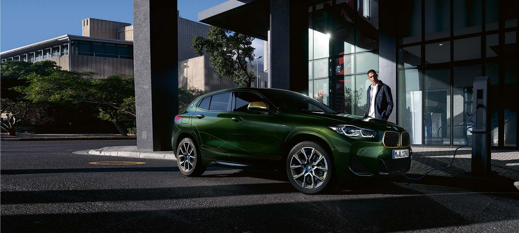 BMW X2 F39 Sanremo вид спереду, вид збоку на три чверті з моделлю BMW X2 F39 Sanremo вид спереду, вид збоку на три чверті з моделлю