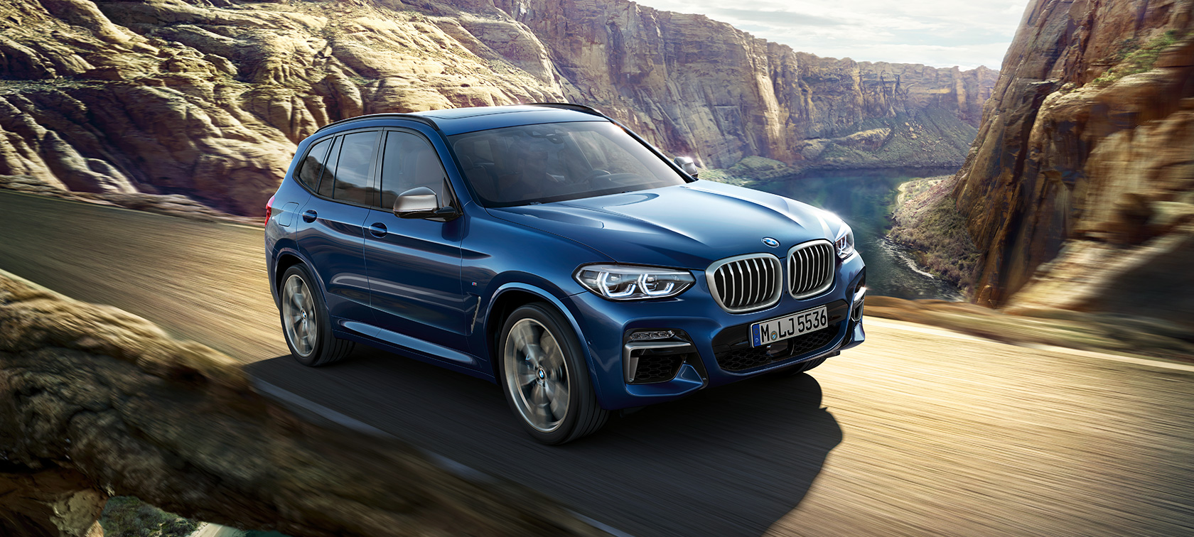 BMW X3 M40i, знімок за кермом перед каньйоном BMW X3 M40i, знімок за кермом перед каньйоном