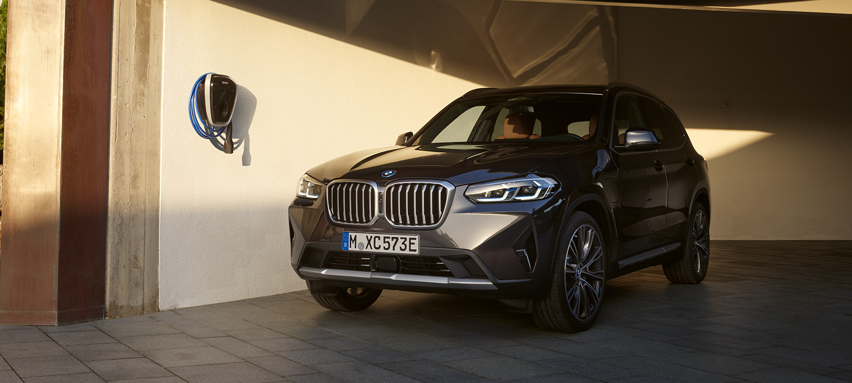 Плагін-гібрид BMW X3 G01 в кольорі Sophisto Grey 2021 Плагін-гібрид BMW X3 G01 в кольорі Sophisto Grey, вид спереду на три чверті 2021