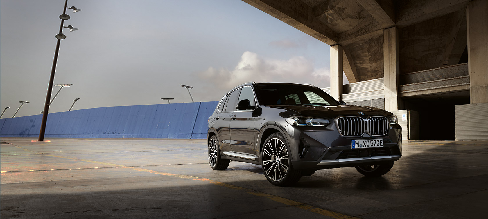 BMW X3 G01 в кольорі Sophisto Grey, вид спереду на три чверті перед ангаром 2021