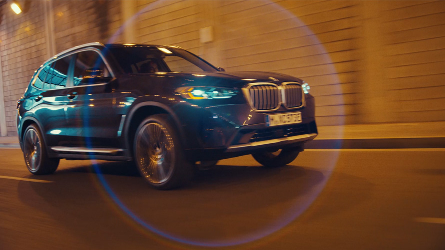 Динамічні характеристики BMW X3 G01 в кольорі Sophisto Grey 2021 Динамічні характеристики BMW X3 G01 вид спереду на три чверті в кольорі Sophisto Grey 2021