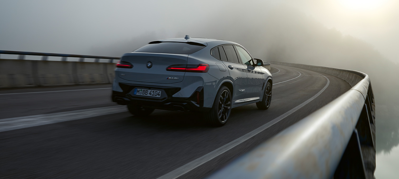 BMW X4 G02 Financial Services 2021 BMW X4 G02 Financial Services в кольорі Brooklyn Grey вид ззаду на три чверті в русі 2021