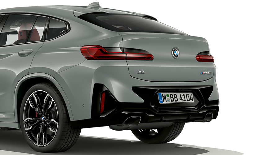 Задня частина BMW X4 є уособленням впевненості та спортивності. Повністю світлодіодні задні ліхтарі, виконані у новому стилі, підсилюють відчуття солідності, а інтегровані в бампер масивні вихлопні патрубки підкреслюють сучасність нового Sports Activity Coupe від BMW. Захист днища оновленого дизайну, що розташований між патрубками, доповнює яскравий і потужний вигляд задньої частини BMW X4. BMW X4 G02 в кольорі Brooklyn Grey, крупний план дизайну задньої частини 2021