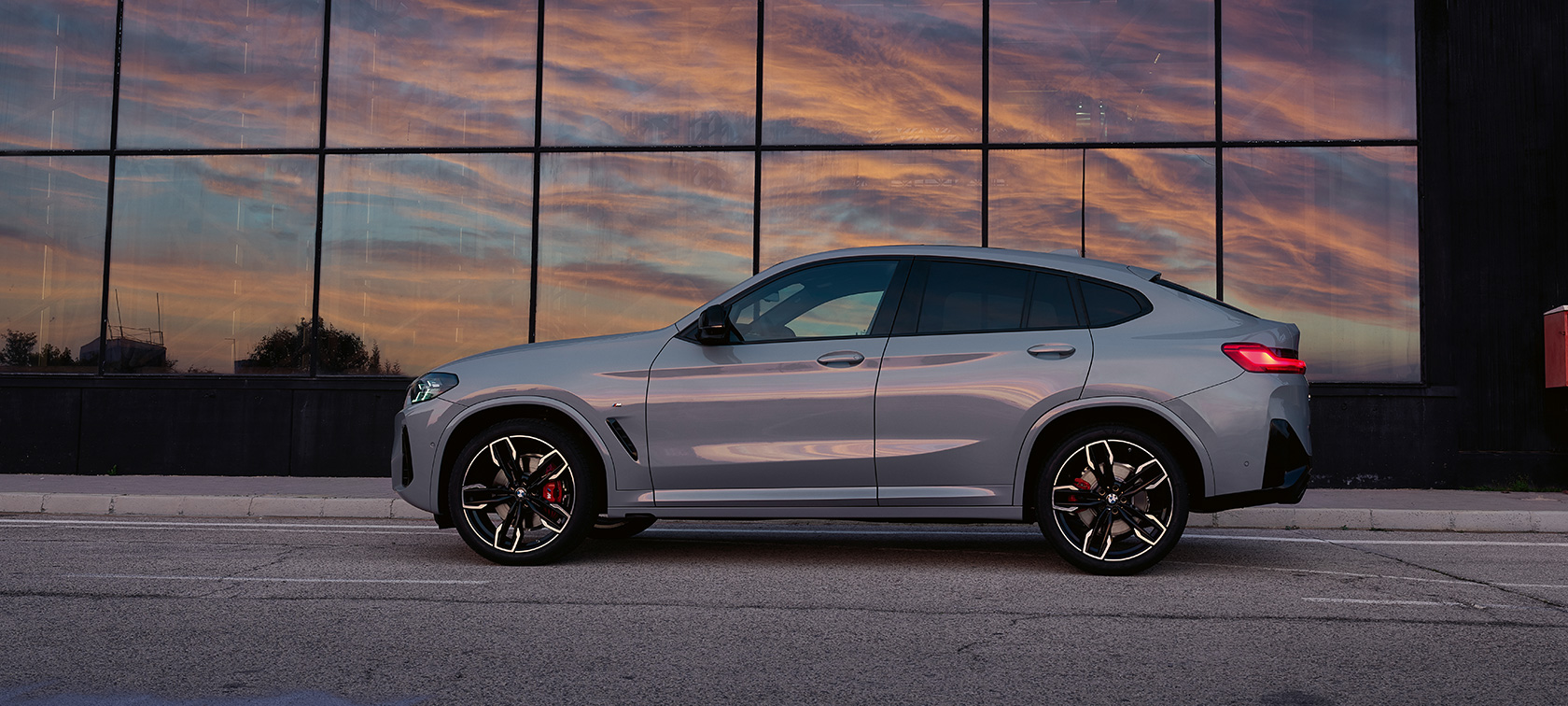 BMW X4 G02 кольору Brooklyn Grey, вид збоку 2021