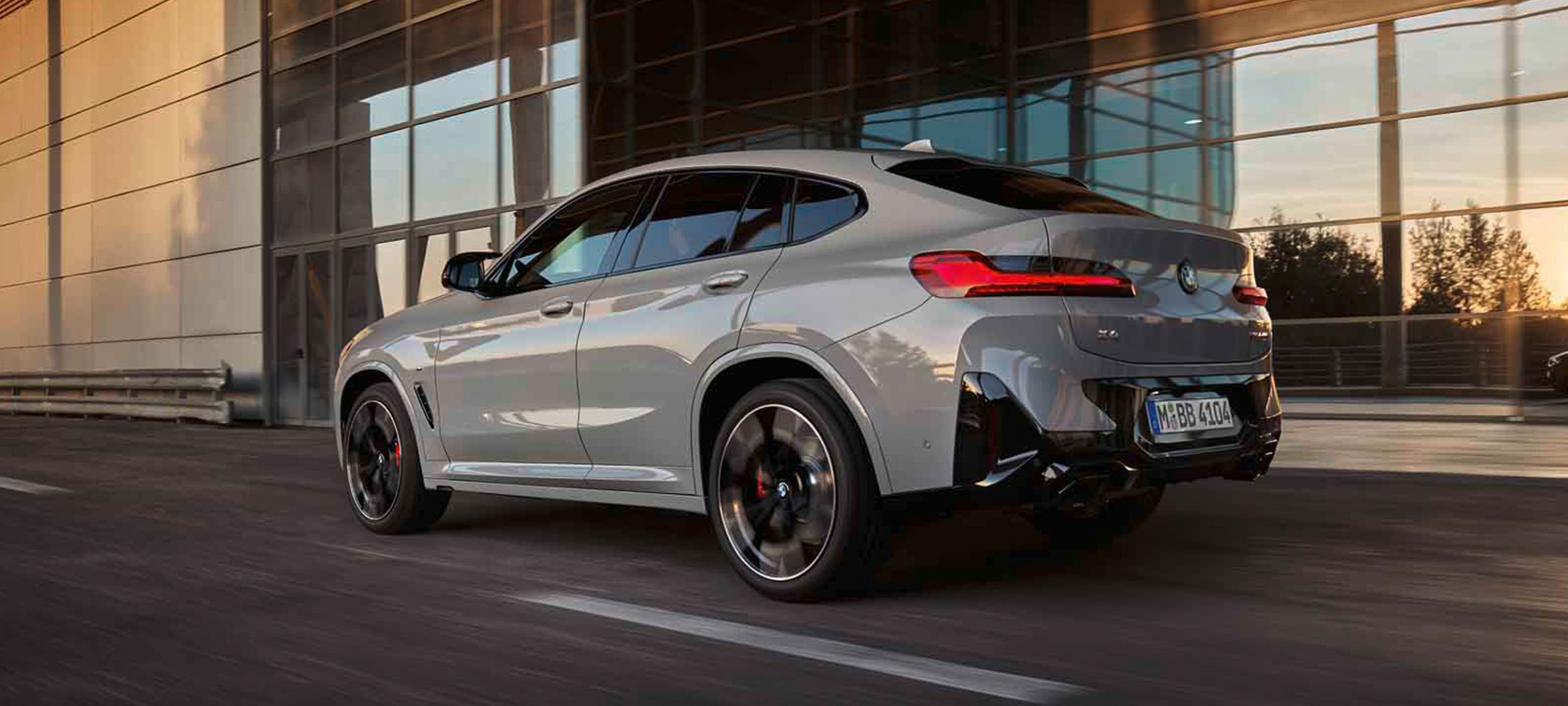 BMW X4 G02 вид ззаду на три чверті в русі 2021 BMW X4 G02 вид ззаду на три чверті в русі 2021