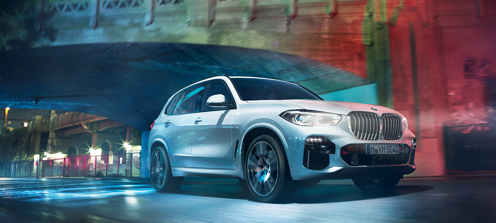BMW X5 в действии BMW X5 в ночном городе