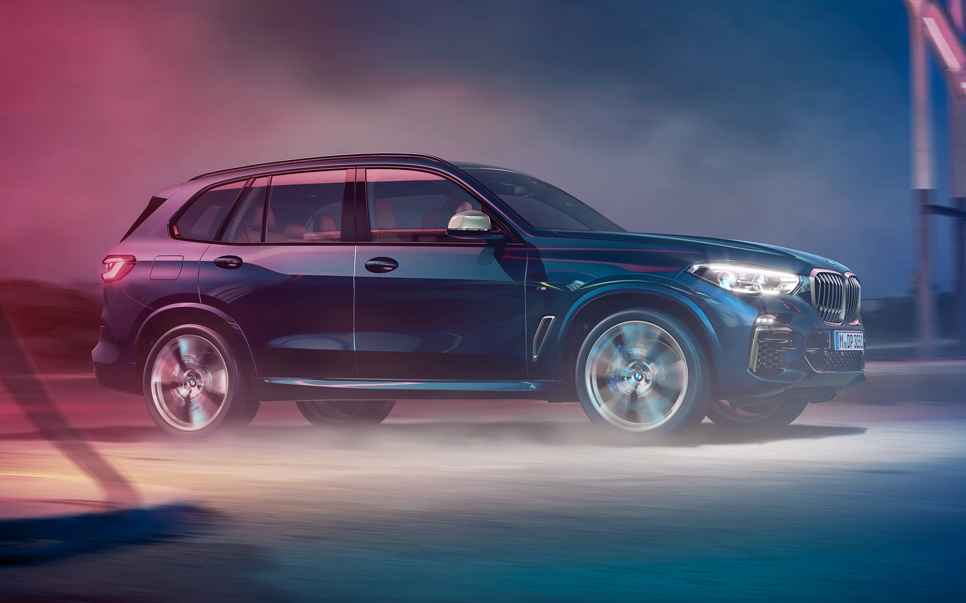 BMW X5 M50d в дії BMW X5 M50d в русі в нічному місті