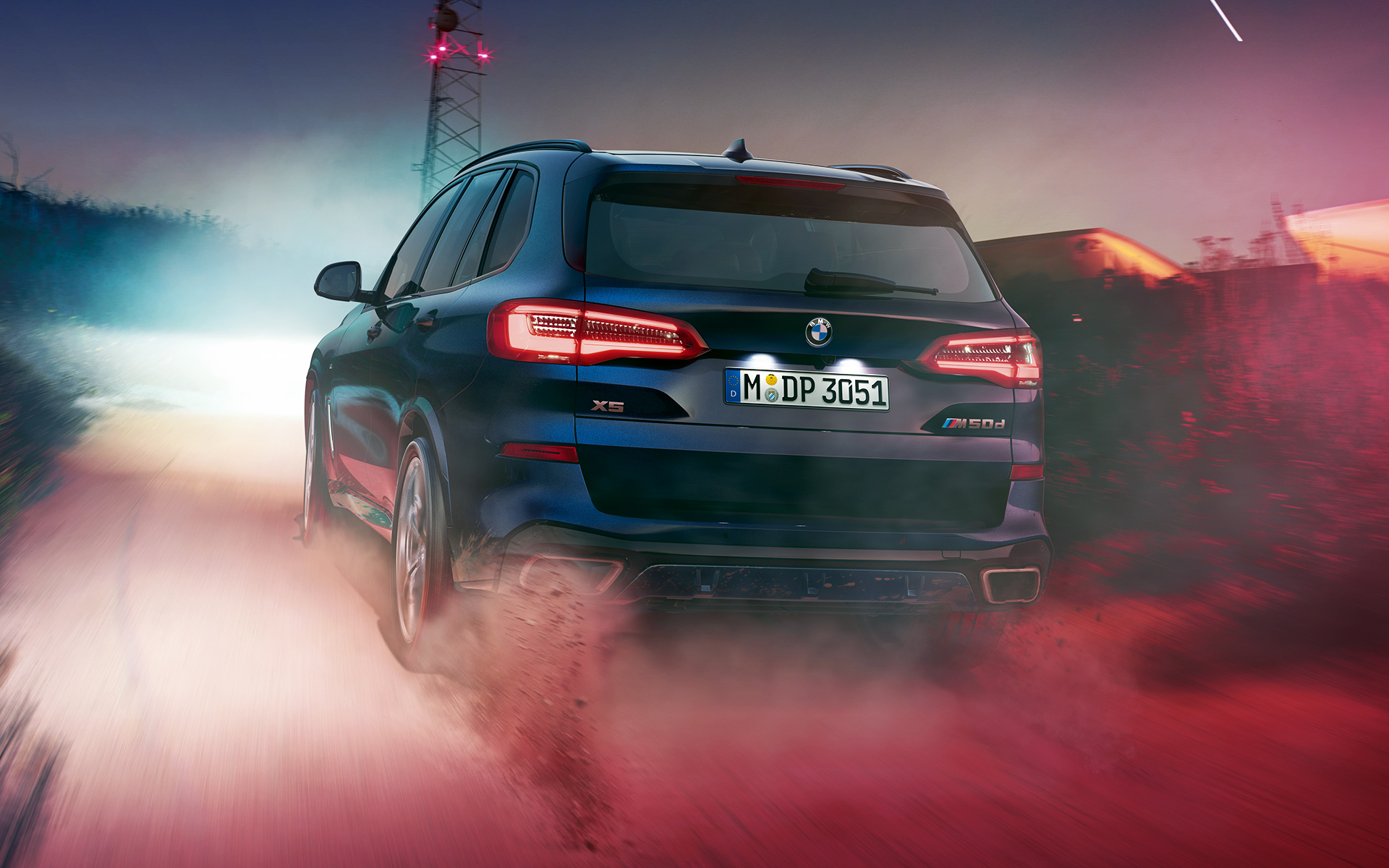 BMW X5 M50d: вид ззаду BMW X5 M50d в нічному місті: вид ззаду