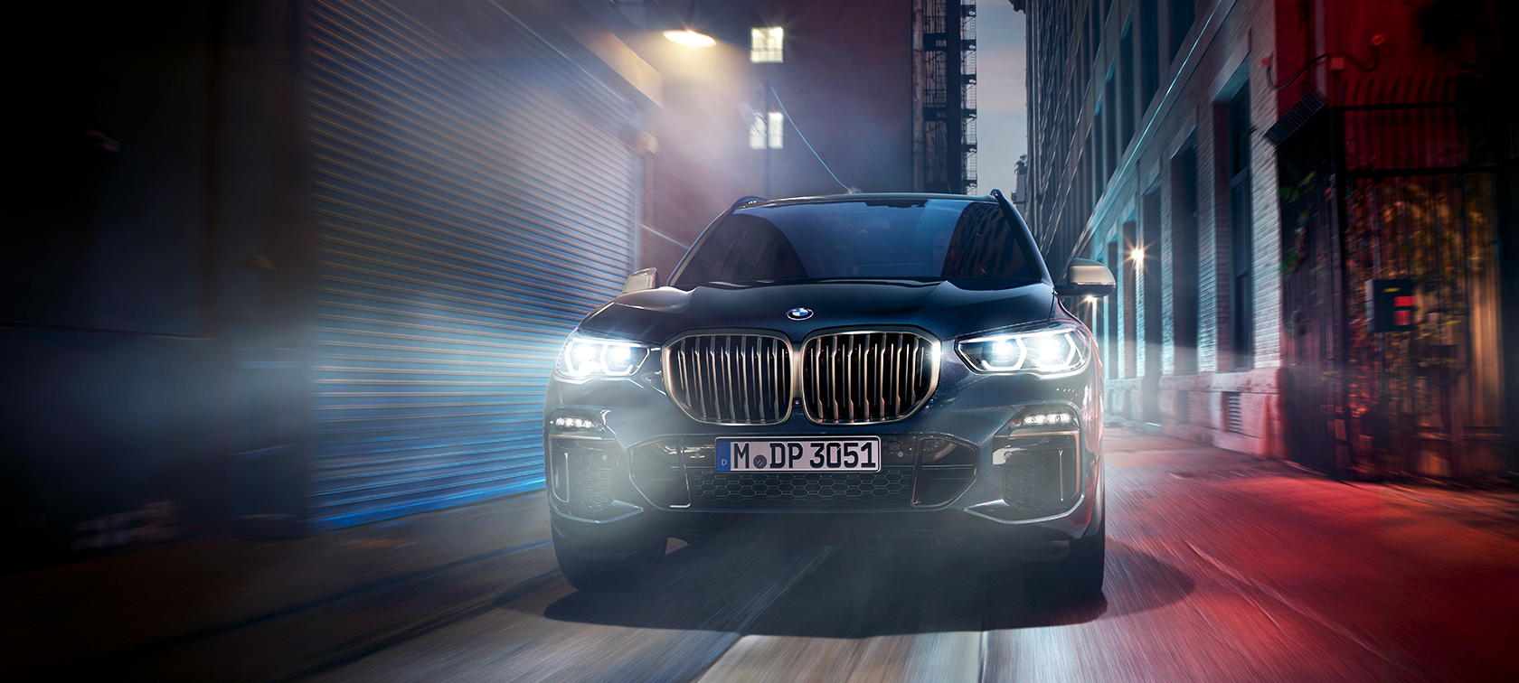 BMW X5 M50d в дії BMW X5 M50d на вулицях нічного міста
