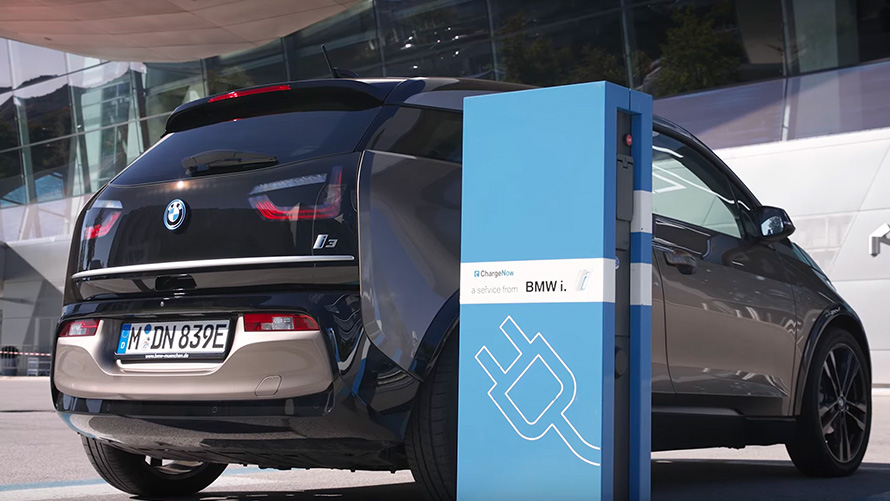 BMW i3 на зарядній станції, вид на три чверті ззаду