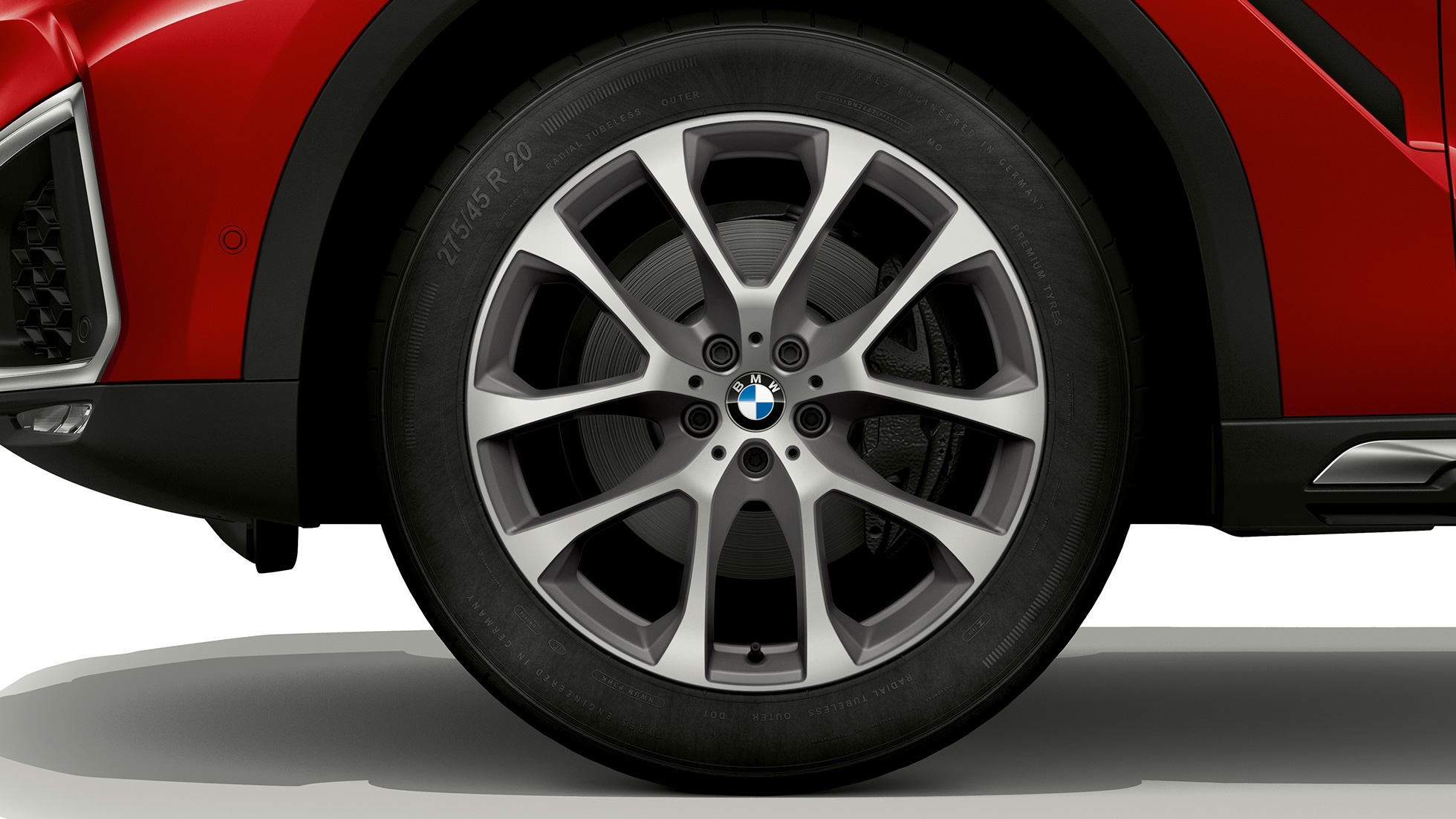 BMW X6 з BMW xLine, легкосплавні диски. BMW X6 з BMW xLine з акцентом на легкосплавні диски.