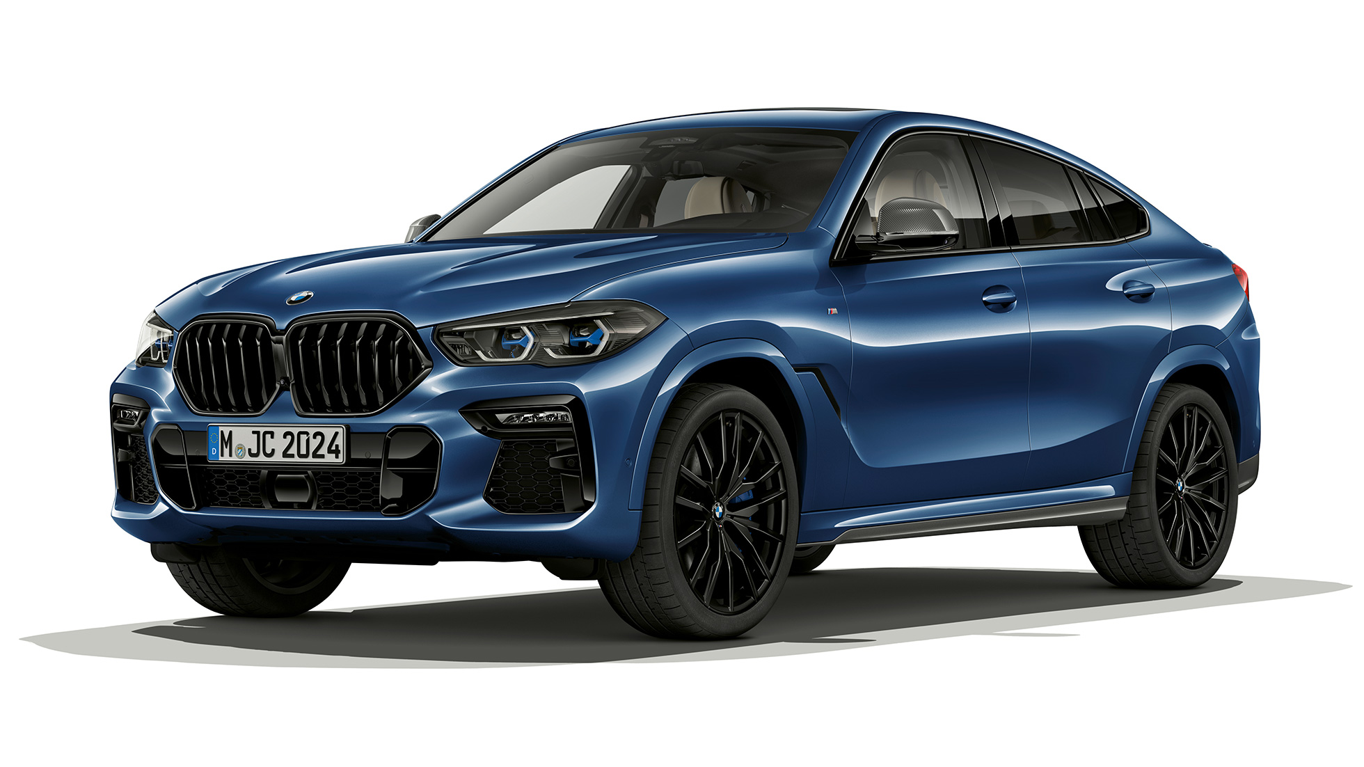 BMW X6 з пакетом M Sport, екстер’єр. BMW X6 з пакетом M Sport, вид спереду з поворотом в три чверті.