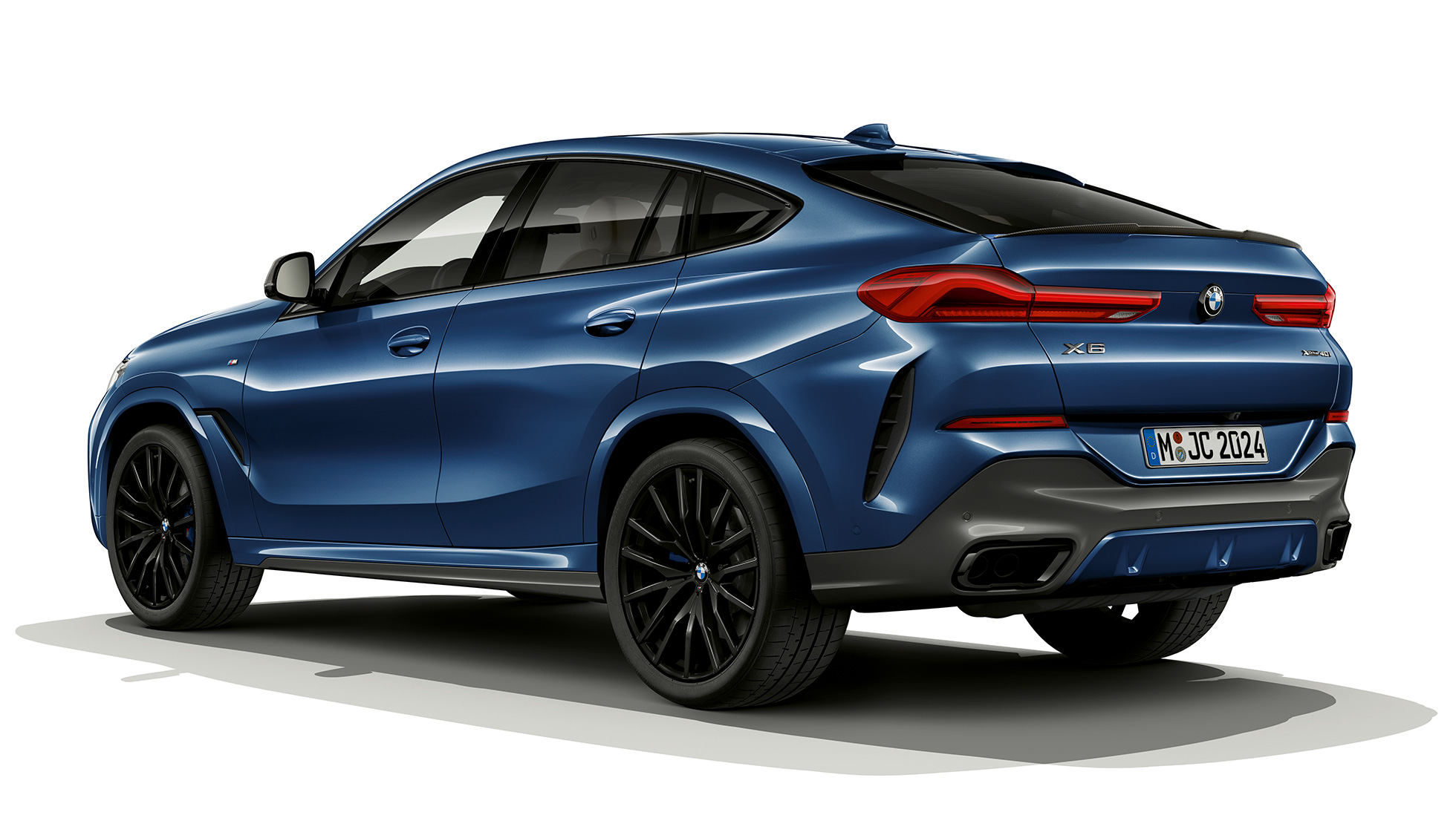 BMW X6 з пакетом M Sport, вид ззаду. BMW X6 з пакетом M Sport, вид ззаду з поворотом в три чверті.