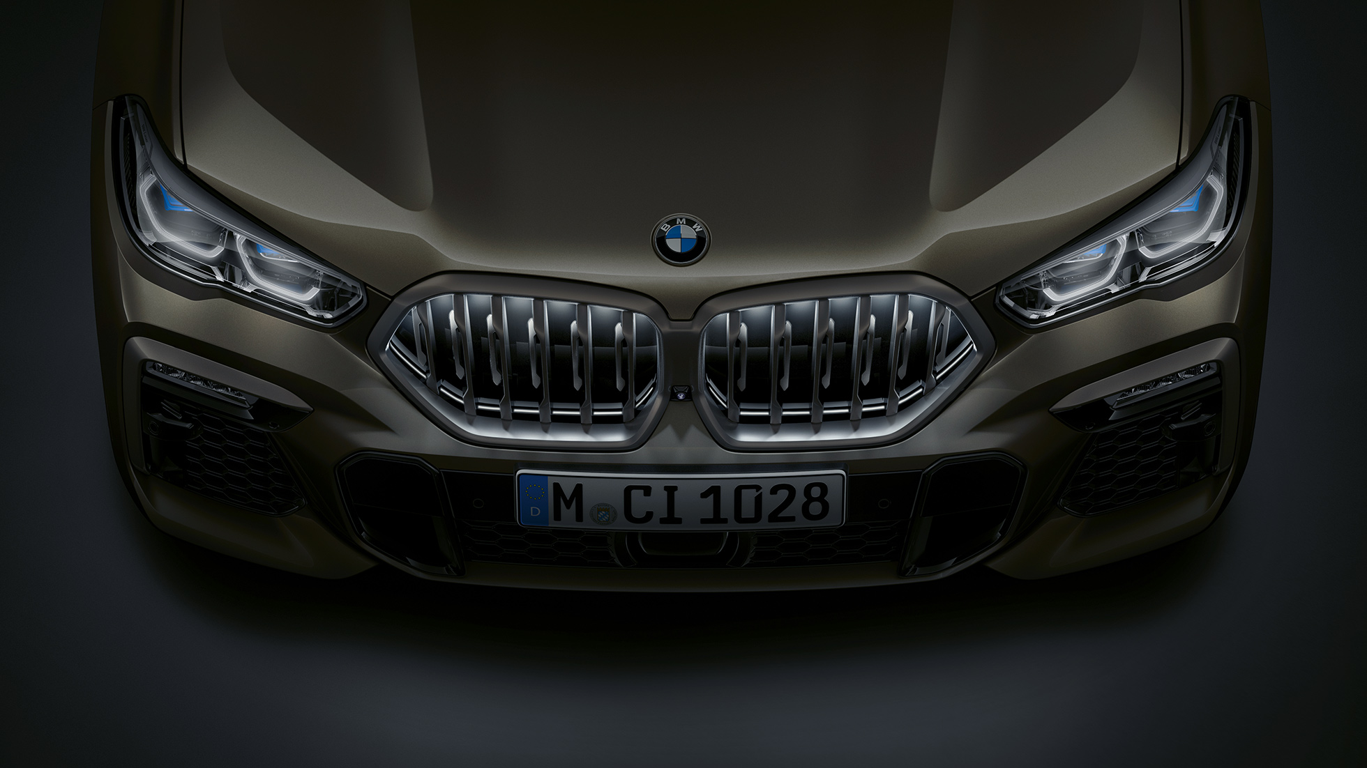 BMW X6, вид спереду. Вид спереду на BMW X6 з решіткою радіатора BMW 'Iconic Glow' з висоти пташиного польоту.