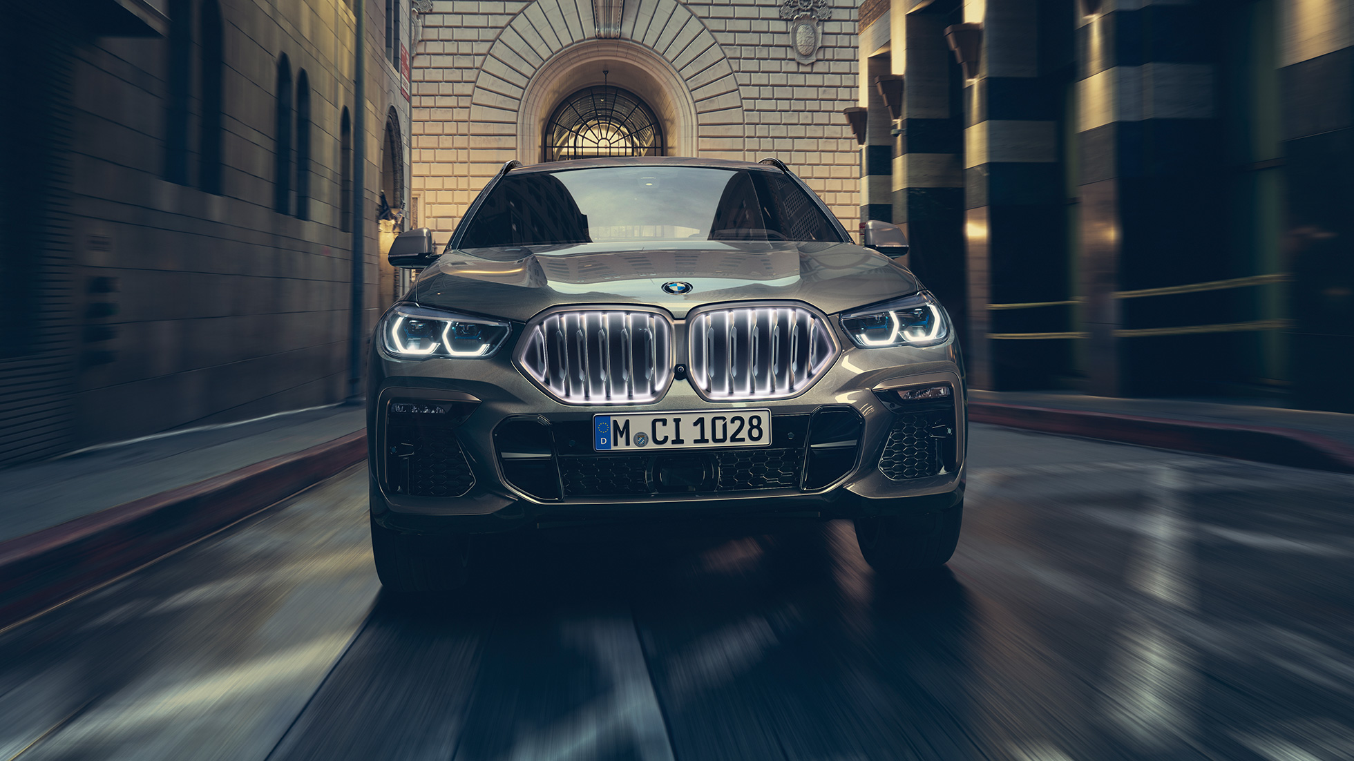 BMW X6 з решіткою радіатора BMW "Iconic Glow". BMW X6 перед міською обстановкою.