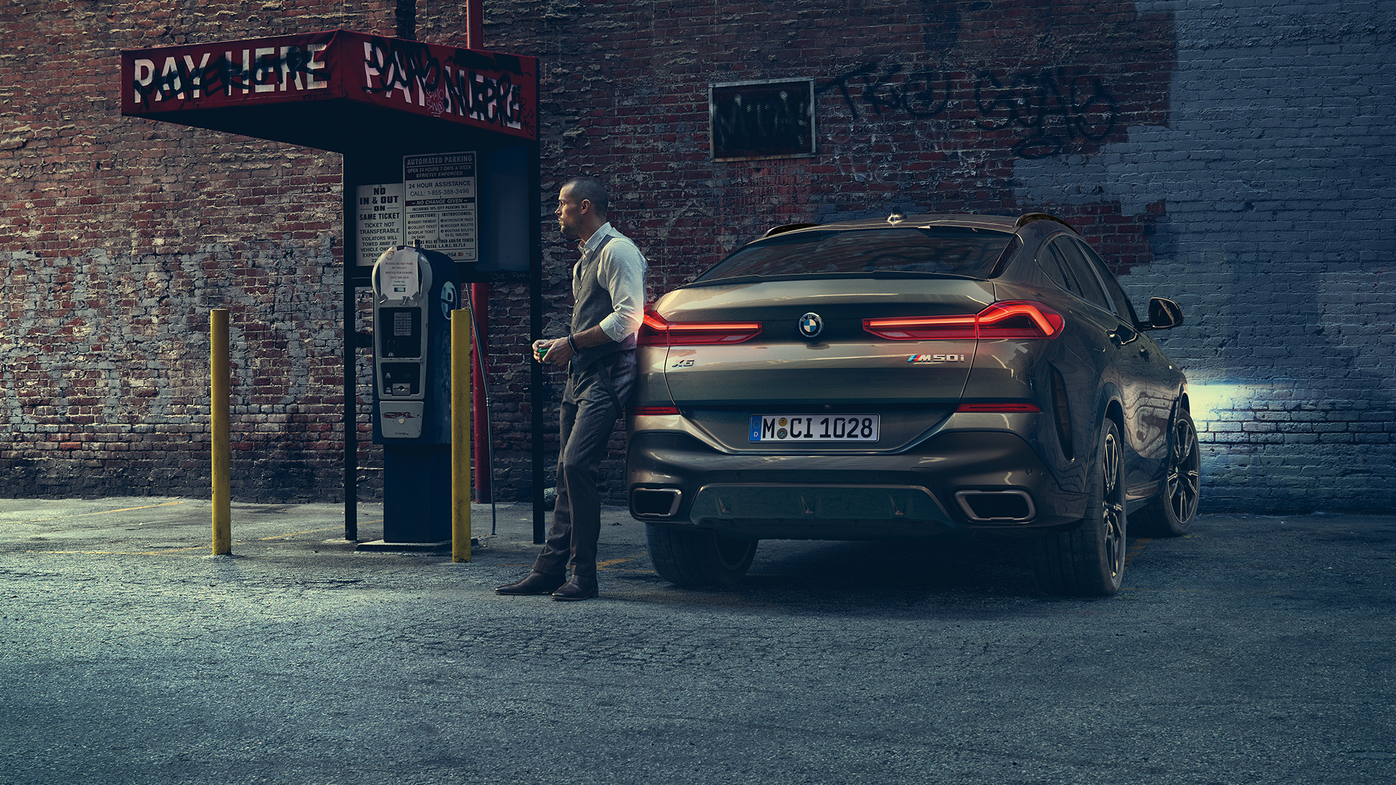 BMW X6, задня частина. BMW X6 в задньому ракурсі перед міською обстановкою.