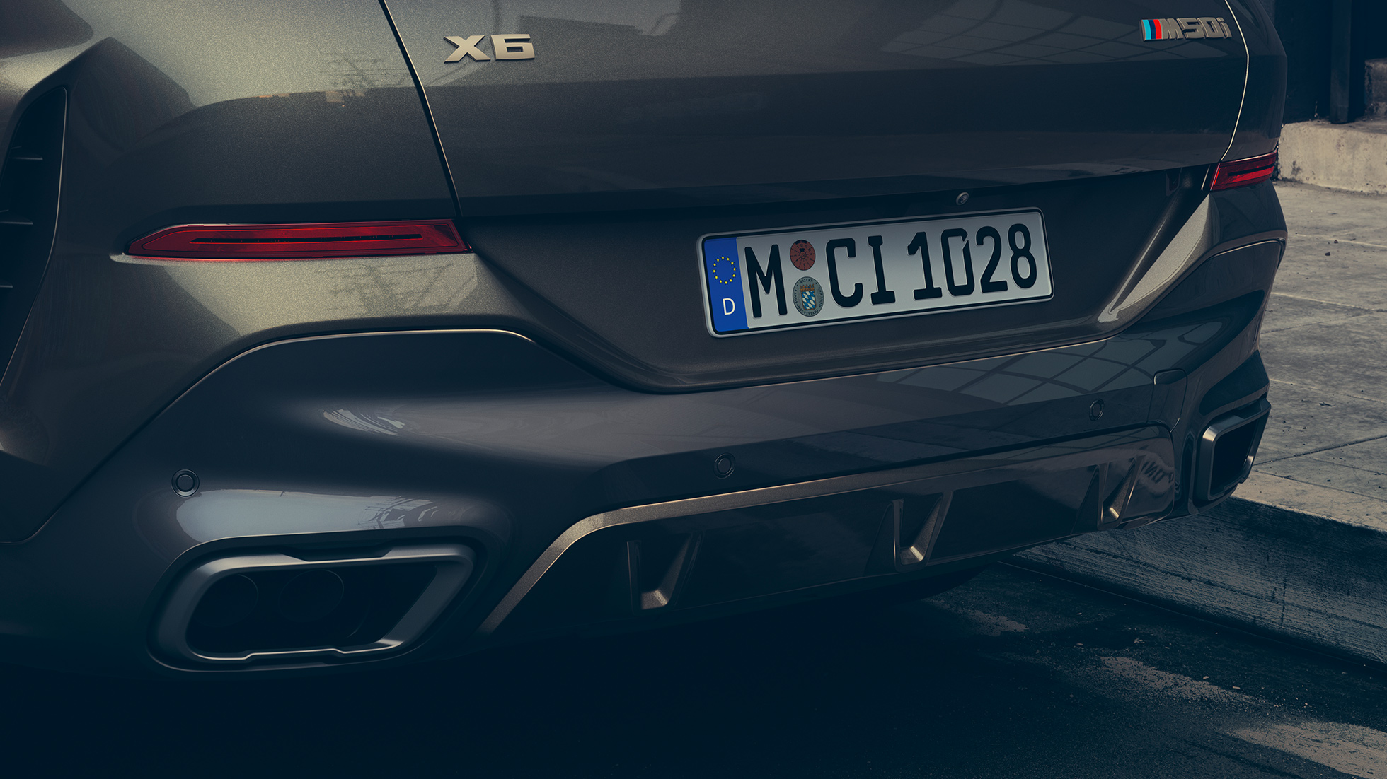 Спортивна вихлопна система М BMW X6. Крупний план спортивної вихлопної системи М BMW X6.