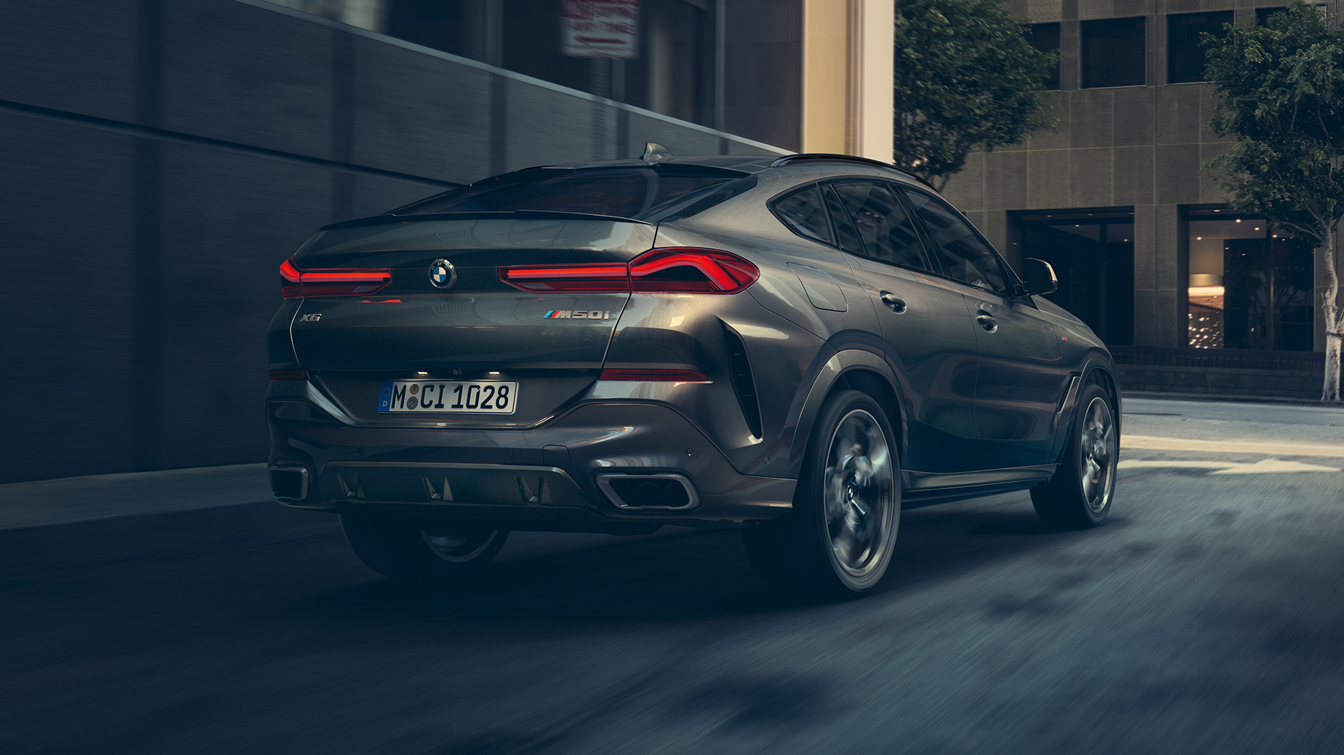 Адаптивна підвіска М Professional. Вид ззаду з поворотом в три чверті BMW X6.